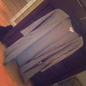 Long sleeve grey sweater.